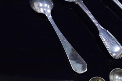Lot 412 - A SMALL QUANTITY OF SILVER CUTLERY