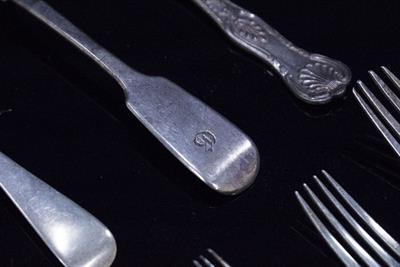Lot 412 - A SMALL QUANTITY OF SILVER CUTLERY