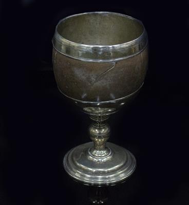 Lot 418 - A GEORGIAN AND LATER WHITE METAL COCONUT CUP