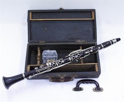 Lot 419 - AN EARLY 19TH CENTURY ROSEWOOD CLARINET