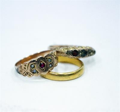 Lot 421 - A 22CT GOLD WEDDING BAND