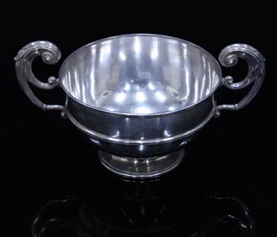 Lot 431 - AN EDWARDIAN SILVER TROPHY CUP