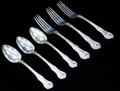 Lot 432 - A SET OF THREE SILVER KINGS PATTERN TABLE FORKS