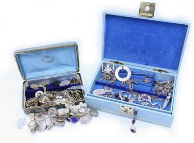 Lot 435 - A COLLECTION OF 19TH CENTURY AND LATER SILVER BROOCHES