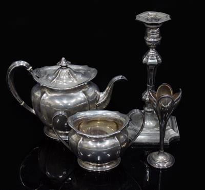 Lot 440 - A SILVER TEAPOT