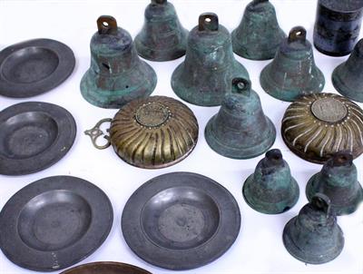 Lot 464 - A QUANTITY OF METAL WARE