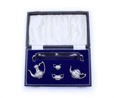 Lot 468 - A 20TH CENTURY SILVER DOLL'S HOUSE TEA SET