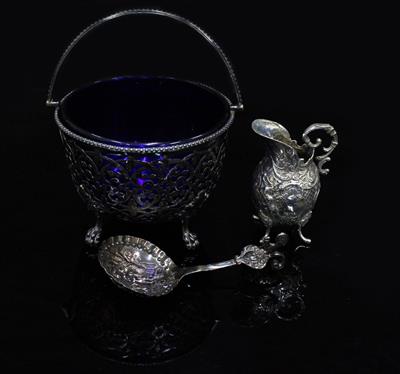 Lot 471 - A VICTORIAN SILVER SUGAR BOWL