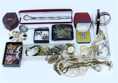 Lot 473 - A SELECTION OF COSTUME JEWELLERY