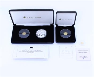 Lot 476 - A JUBILEE MINT PRESENTATION SET 'THE YEAR OF THREE KINGS - 80TH ANNIVERSARY' SILVER AND 9 CARAT GOLD