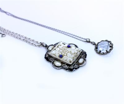 Lot 481 - AN ART DECO STYLE WHITE METAL MOTHER OF PEARL PENDANT