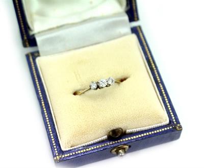 Lot 486 - AN 18 CARAT YELLOW GOLD THREE STONE DIAMOND RING