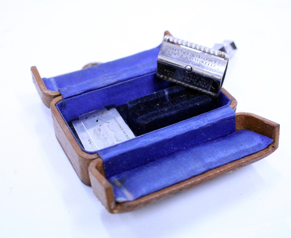 Lot 499 - AN ART DECO DARWIN 710725 STEEL RAZOR