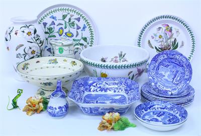 Lot 505 - A COLLECTION OF CERAMICS