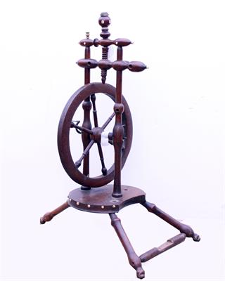 Lot 521 - A LATE 19TH / EARLY 20TH CENTURY MINIATURE SPINNING WHEEL