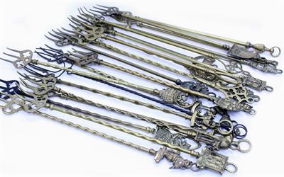 Lot 537 - A COLLECTION OF 20TH CENTURY AND LATER BRASS TOASTING FORKS