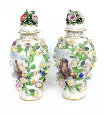 Lot 541 - A PAIR OF LATE 19TH / EARLY 20TH CENTURY CONTINENTAL PORCELAIN VASES