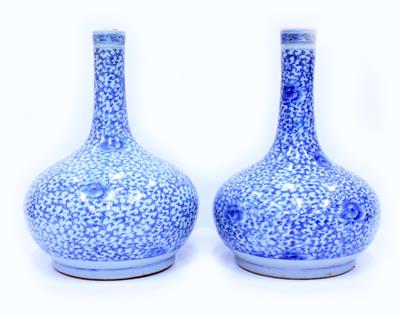 Lot 547 - A PAIR OF LATE 19TH / EARLY 20TH CENTURY CHINESE BLUE AND WHITE PORCELAIN BOTTLE VASES