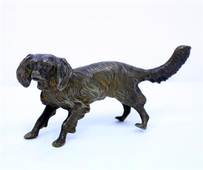 Lot 593 - A MID 20TH CENTURY CAST BRONZE COLD PAINTED FIGURE OF A SPANIEL