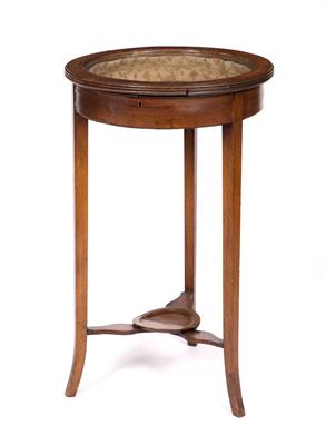 Lot 623 - AN EDWARDIAN SATINWOOD CIRCULAR SMALL DISPLAY TABLE