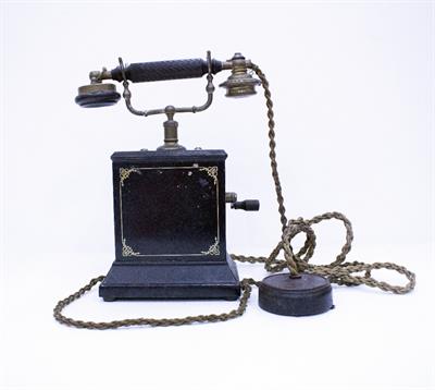 Lot 634 - AN EARLY TO MID 20TH CENTURY ERICSSON HAND CRANK TELEPHONE