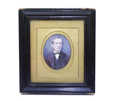 Lot 637 - AN ANTIQUE MINIATURE HEAD AND SHOULDER PORTRAIT