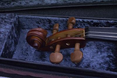 Lot 676 - A CASED YAMAHA ELECTRIC VIOLIN 'LARK'