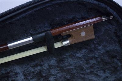 Lot 676 - A CASED YAMAHA ELECTRIC VIOLIN 'LARK'