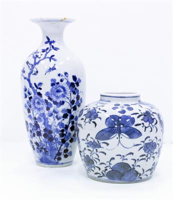 Lot 711 - A 19TH CENTURY CHINESE BLUE AND WHITE VASE