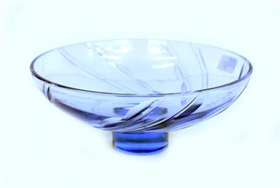 Lot 712 - AN EARLY TO MID 20TH CENTURY BLUE GLASS BOWL