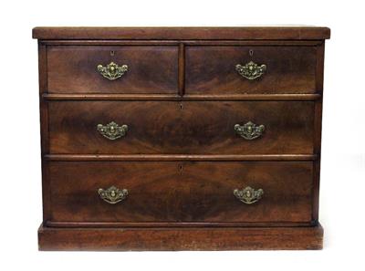 Lot 713 - A LATE 19TH / EARLY 20TH CENTURY MAHOGANY CHEST OF TWO SHORT AND TWO LONG DRAWERS