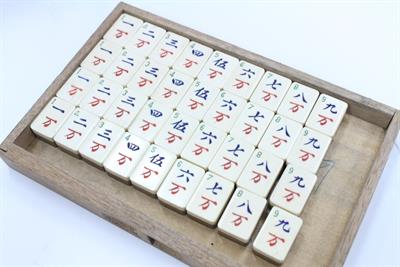 Lot 719 - A MID 20TH CENTURY MAHJONG SET