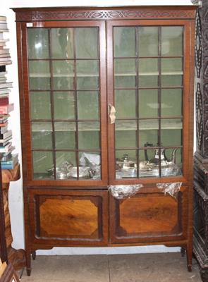 Lot 785 - AN EDWARDIAN MAHOGANY DISPLAY CABINET