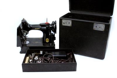 Lot 790 - A 1970'S ELECTRIC SINGER SEWING MACHINE