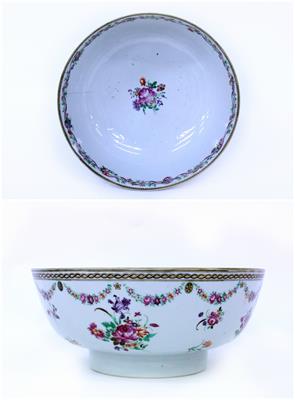 Lot 829 - AN ANTIQUE SAMPSON PORCELAIN PUNCH BOWL