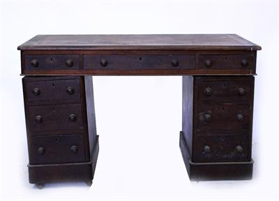 Lot 832 - A VICTORIAN MAHOGANY PEDESTAL DESK