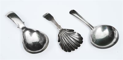 Lot 39 - A GEORGE III SILVER CADDY SPOON with a plain circular bowl and reeded handle