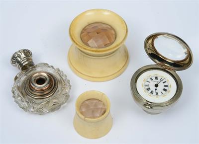 Lot 63 - A VICTORIAN GLASS SCENT BOTTLE inset telescopic eye glasses
