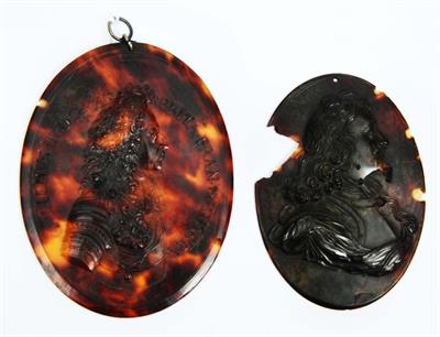 Lot 67 - AN OVAL TORTOISESHELL PLAQUE commemorating William III (1650-1702) in silhouette profile with inscri