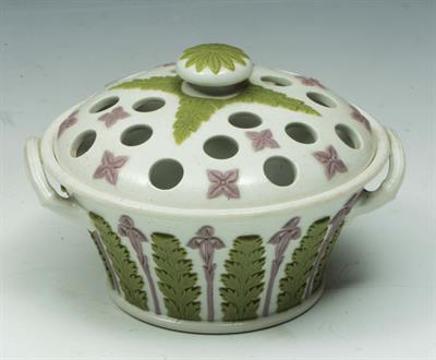 Lot 118 - A WEDGWOOD TRI-COLOUR GLAZE POT POURRI BOWL AND COVER with classical lilly and foliate ornament