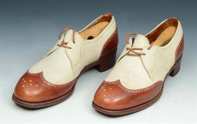 Lot 132 - A PAIR OF LADIES HAND SEWN TWO TONE BUCKSIN CROQUET SHOES by Ducker and Son c.1930 with wooden trees