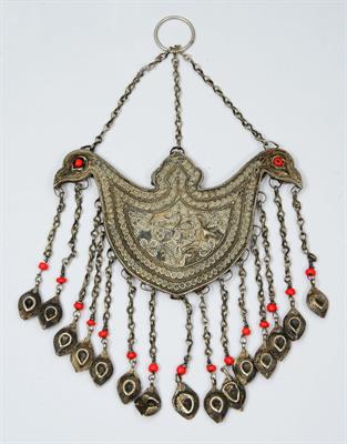 Lot 243 - A YEMENI JEWISH MADE SILVER FILIGREE PENDANT in the form of two bird heads