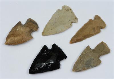 Lot 244 - FIVE NATIVE AMERICAN INDIAN ARROWHEADS