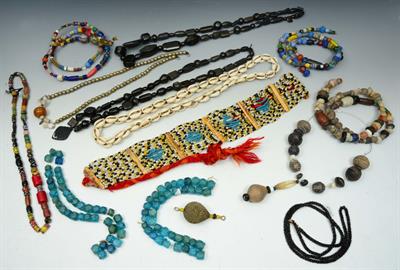 Lot 321 - A COLLECTION OF TRADE AND AFRICAN BEADS