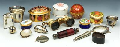 Lot 329 - A COLLECTION OF SILVER AND OTHER SMALL ITEMS TO INCLUDE: a silver vesta case