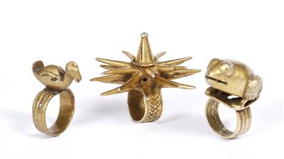 Lot 380 - A GOLD COLOURED METAL ORNAMENTAL RING made for the Santahini of Ashanti Tribe