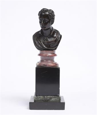 Lot 402 - AN EARLY 19TH CENTURY BRONZE BUST of Lord Byron on a specimen marble plinth