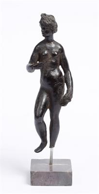 Lot 405 - AN ANTIQUE ITALIAN BRONZE FIGURE of Venus in classic stance and mounted on a plinth