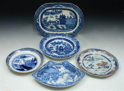 Lot 428 - AN ENGLISH PORCELAIN BLUE AND WHITE OVAL MEAT DISH with oriental landscape decoration