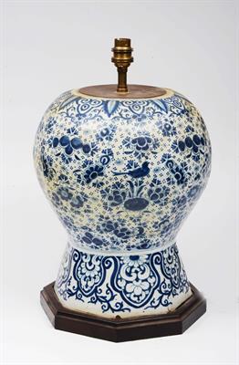 Lot 9 - A DELFT BLUE AND WHITE TABLE LAMP